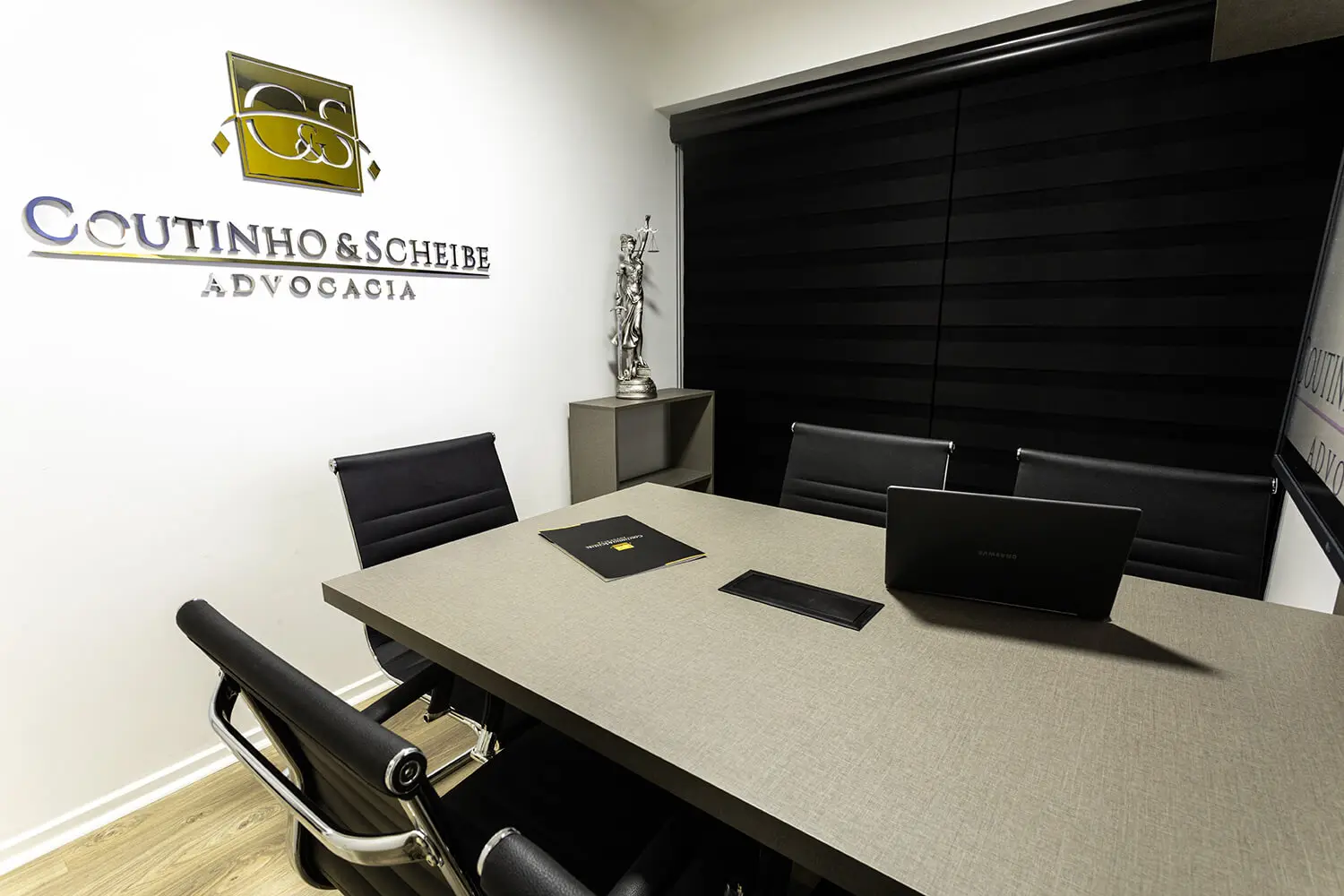 Sala de reunião com identidade visual do escritório