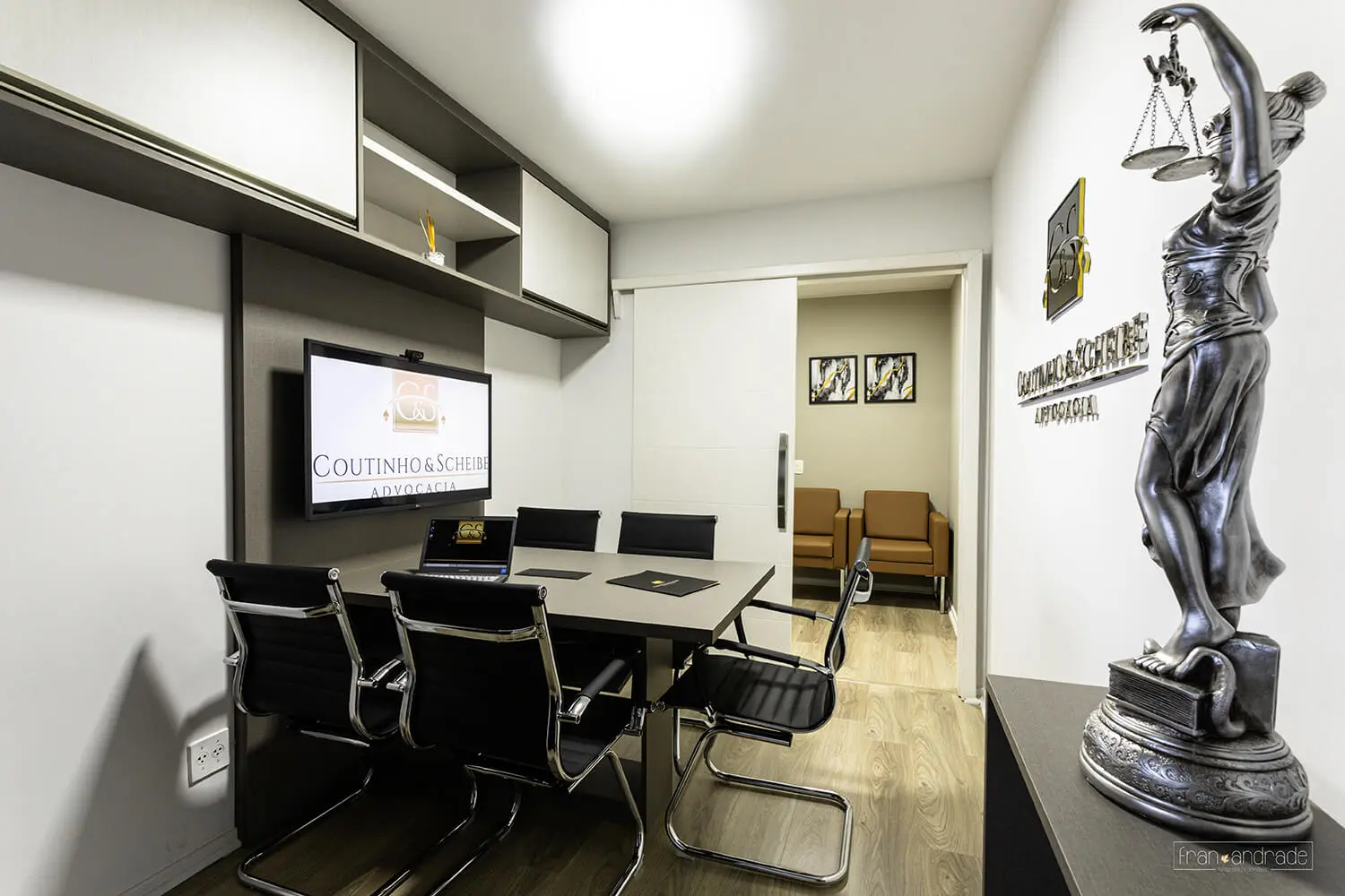 Sala de reunião equipada para videoconferência